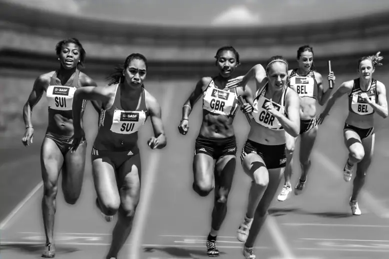Cinco mujeres corren y se esfuerzan para llegar a la meta, en un deporte individual.