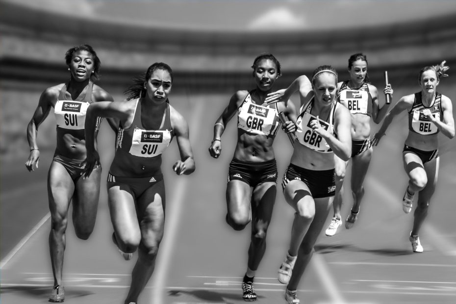 Cinco mujeres se esfuerzan para llegar a la meta, en un deporte individual como el running.