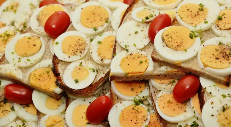 Rodajas de huevos duros con tomates cherry, forman parte de la ingesta diaria de las proteínas necesarias para el organismo
