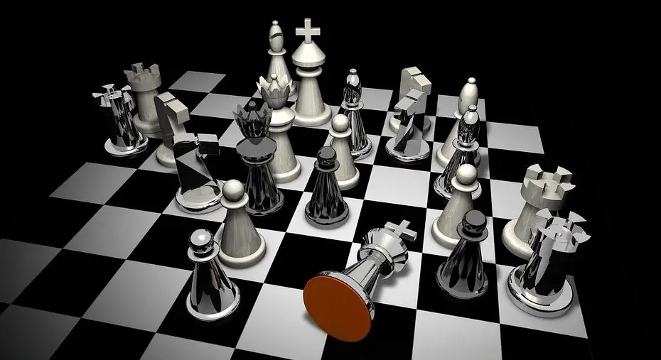 Tablero y piezas de ajedrez mostrando jaque mate, caída de la reina