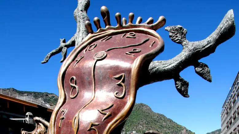 escultura de un reloj de Salvador Dalí, posterior al dadaísmo