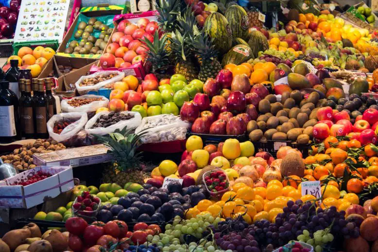 Mercad local con frutas y vegetales propios de la dieta mediterránea