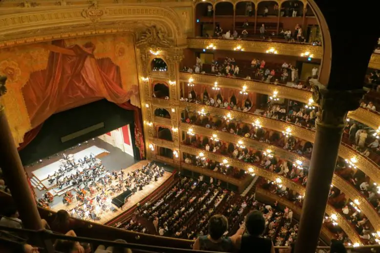 Teatro de ópera, escenografía, orquesta, actores, palcos con público