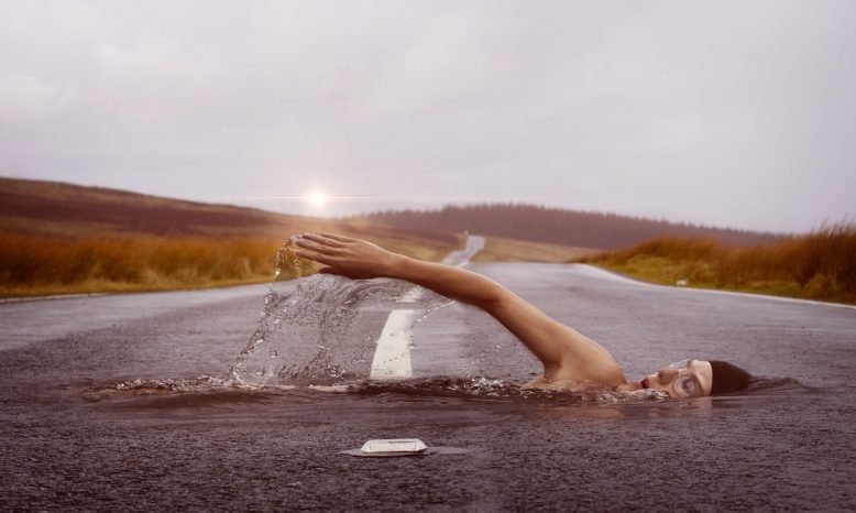 nadador en la carretera en un sueño de claro simbolismo