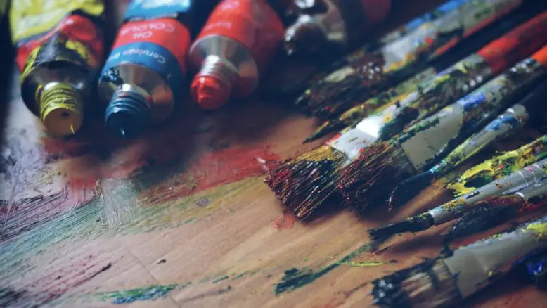 pinceles, pinturas y colores primarios que son un aspecto del arte
