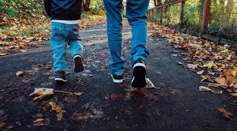importancia de la figura paterna al caminar juntos padre e hijo